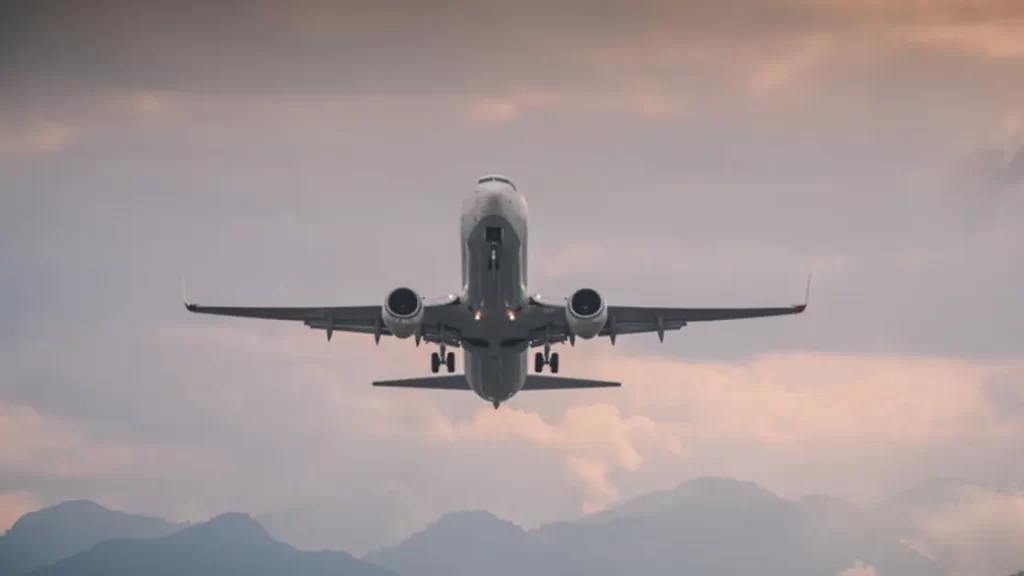 كاتب عربي شهير يثير الجدل.. دعاء السفر يرعب الركاب