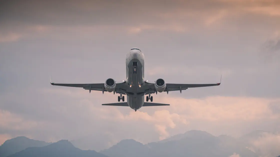 كاتب عربي شهير يثير الجدل: دعاء السفر يرعب الركاب