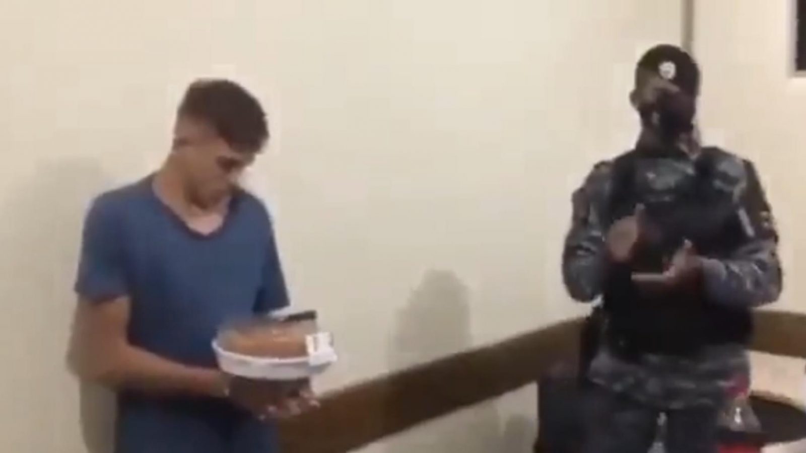 “كف وكعبة حلوة” .. الشرطة تحتفل بعيد ميلاد “لص” قبل القبض عليه !