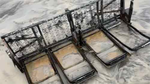 مقاعد “غامضة” في شاطئ أمريكي.. ما قصتها؟