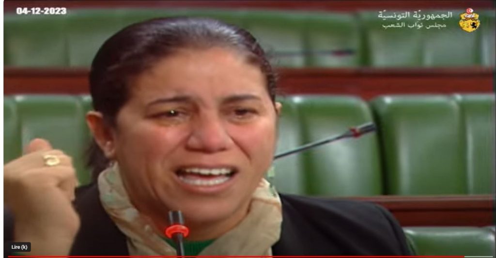 نائبة تبكي في البرلمان