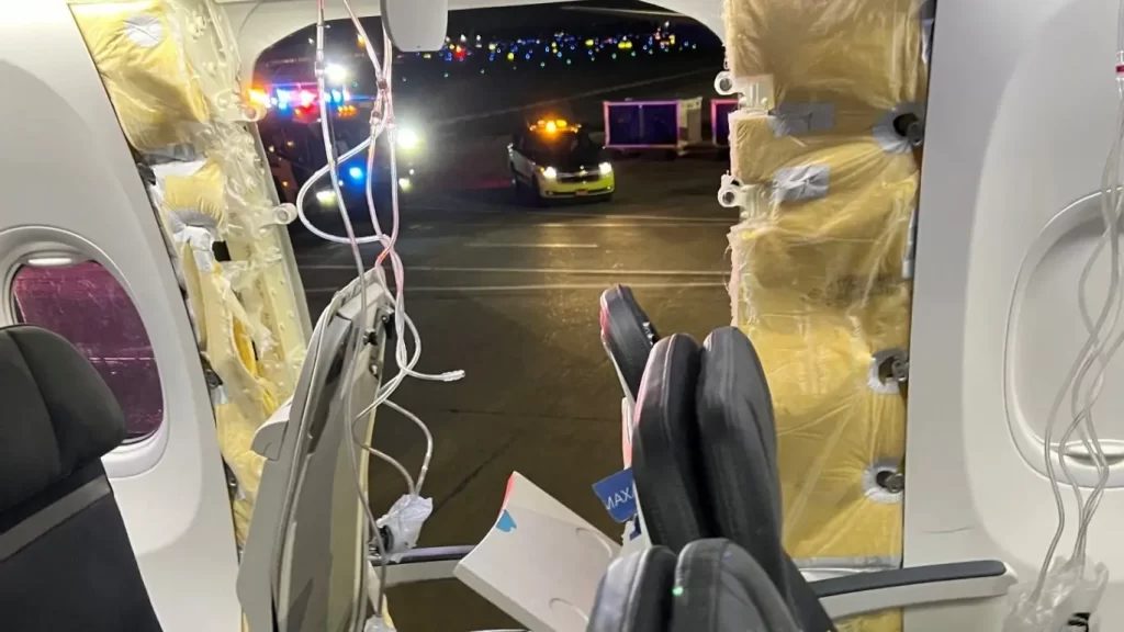 أسهم بوينغ تهوي بعد حادثة انفصال باب إحدى الطائرات..