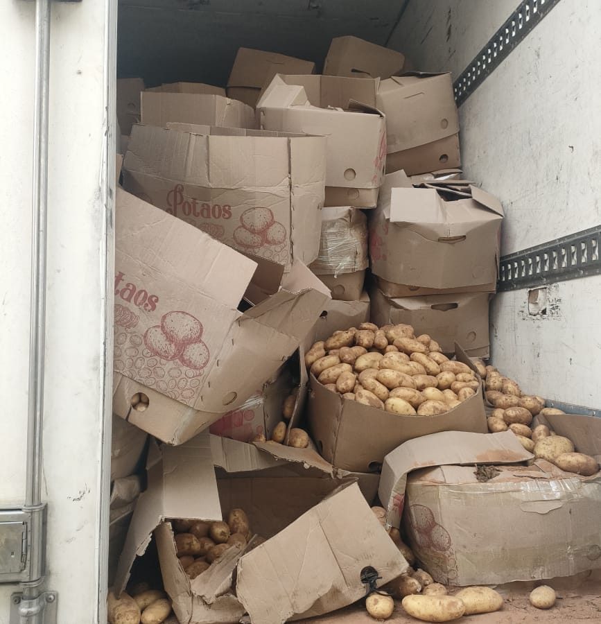 أطنان من ‘البطاطا’ على متن شاحنة تحمل ترقيما منجميا أجنبيا ! أطنان من ‘البطاطا’ على متن شاحنة تحمل ترقيما منجميا أجنبيا !