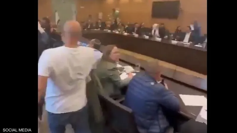 أقارب الرهائن الإسرائيليين يقتحمون الكنيست (فيديو)