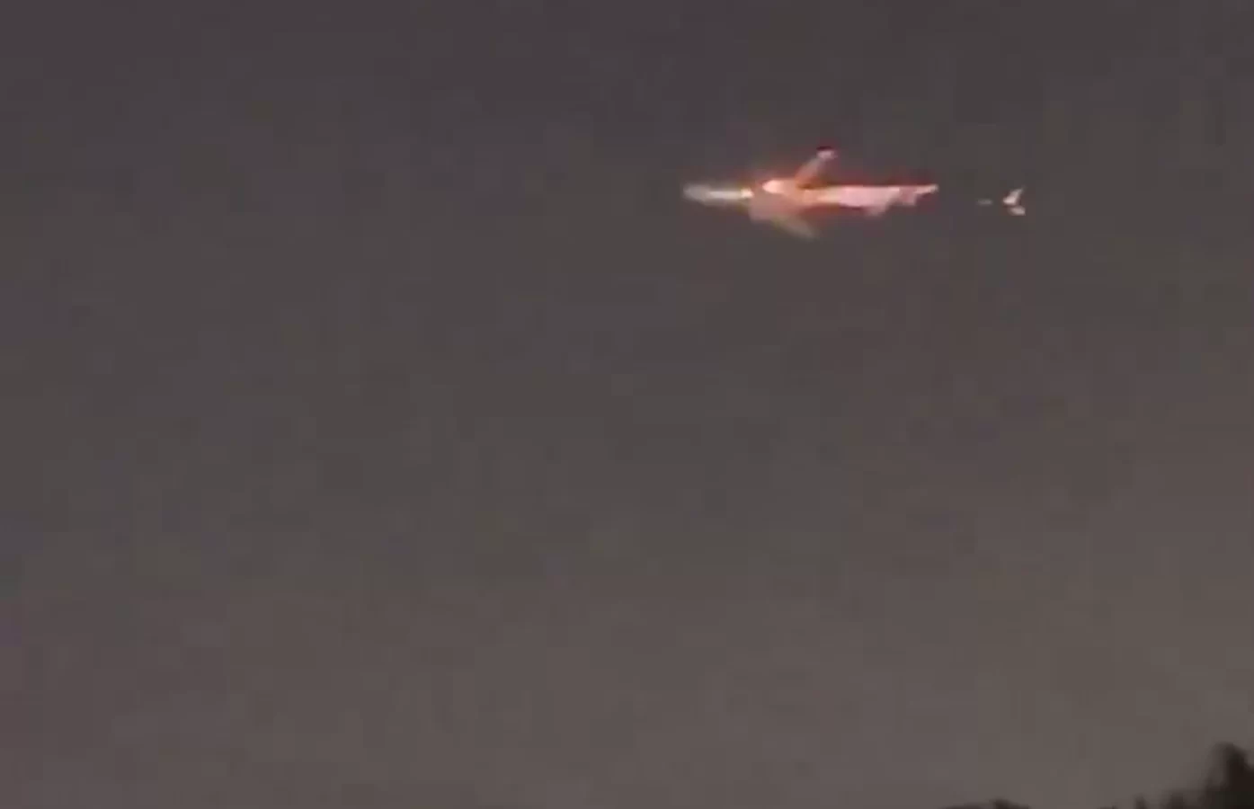 شاهد/ اشتعال طائرة في الجو