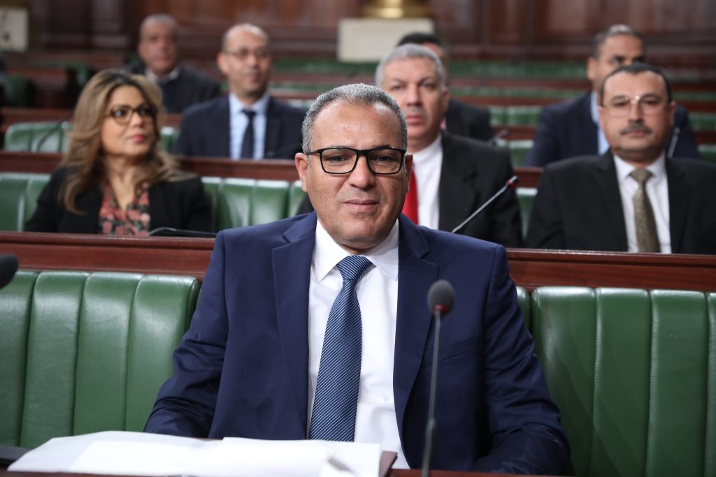 الاساتذة النواب.. نقل التلاميذ.. نقص التجهيزات.. مشاكل بالجملة تعرض على وزير التربية