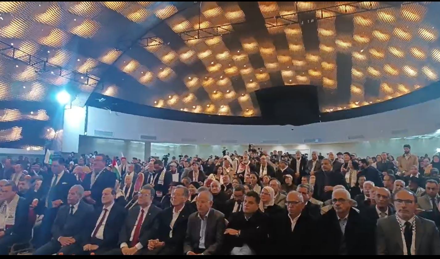 بحضور بودربالة/ رفع شعار”الشعب يريد تجريم التطـ.بيع” في ملتقى تونس لدعم المـ.قاومة (فيديو)