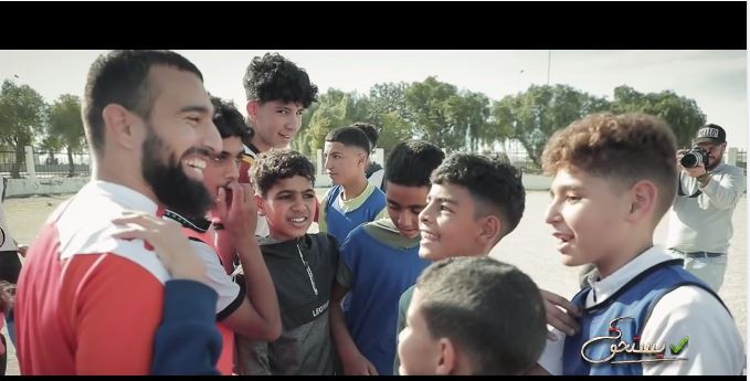شاهد/ المنتخب الوطني في حي هلال وأطفال يعرضون على القادري تصورهم للخطط في “كان 2024”