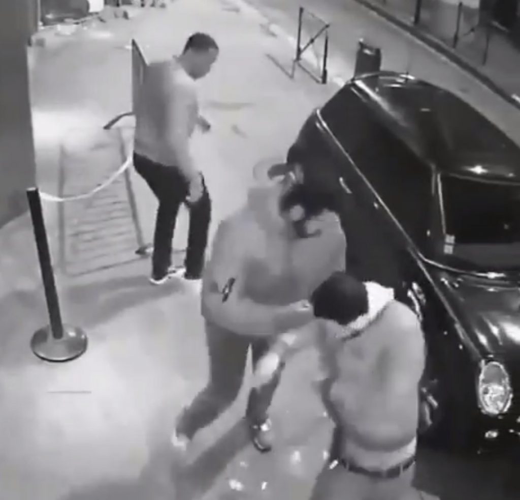 انفجار سيجارة في يد شاب واشتعال النيران في ملابسه