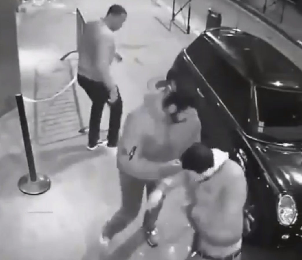 حادث غريب/ انفجار سيجارة في يد شاب واشتعال النيران في ملابسه (صور)