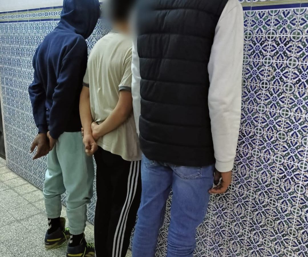 حي هلال/ حجز عملة أجنبية واسلحة بيضاء بحوزة منحرفين