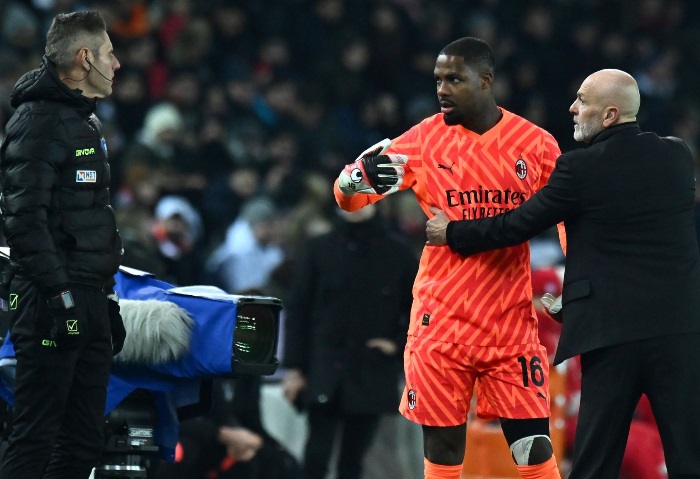 بعد إطلاق الجماهير أصوات قرد.. حارس ميلان الأسمر يفجرها