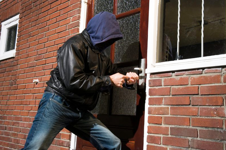 بين إنجلترا وإسبانيا/ عمليتا سطو على منازل لاعبين شهرين بين إنجلترا وإسبانيا/ عمليتا سطو على منازل لاعبين شهرين