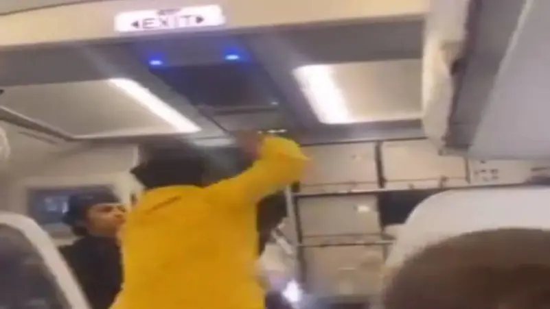 فيديو/ تأخر اقلاع الطائرة فانهال ضربا على الطيار