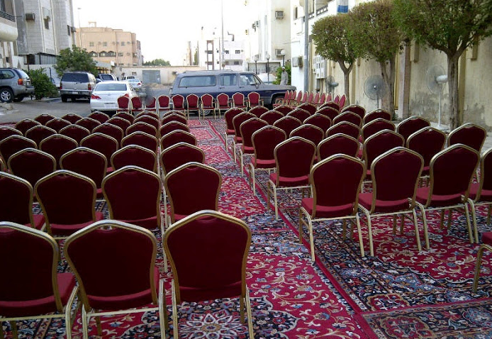 تُقيم مراسم عزاء لقطتها بحضور رجال دين (صور)