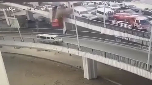 حادث مروع/ شاحنة تتسبب في سقوط سيارات من فوق جسر (فيديو)