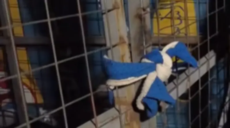 فيديو صادم/ حبست طفليها بقفص ورمتهما بحديقة