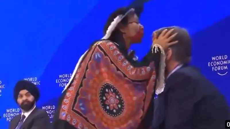 مشهد ولا أغرب من دافوس/ زعيمة تنفخ على الرؤوس (فيديو)
