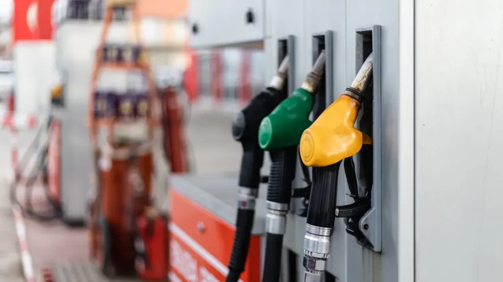 سرق محطة وقود ودفع ثمن عبوة مشروبات