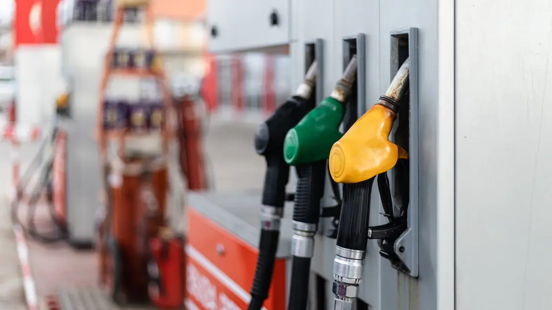 سرق محطة وقود ودفع ثمن مشروبات اشتراها منها !