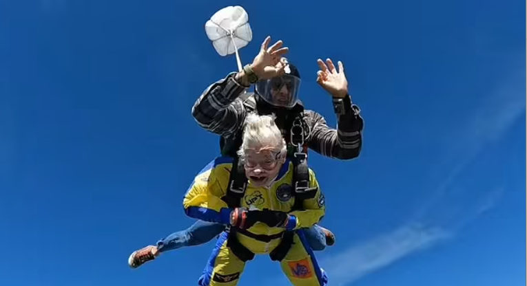 شاهد/ تحتفل بعيد ميلادها الـ100 بالقفز المظلي