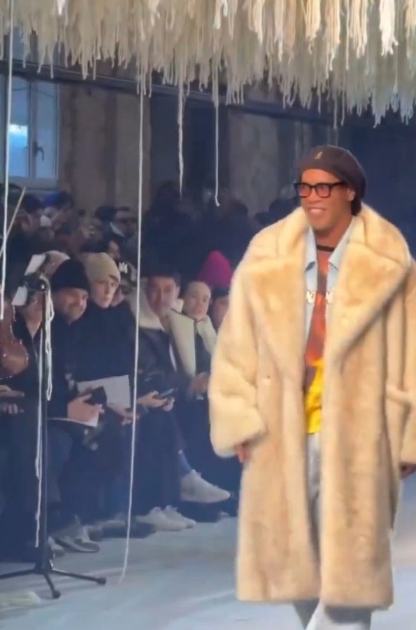 شاهد/ رونالدينيو عارض أزياء محترف في أسبوع الموضة بباريس !