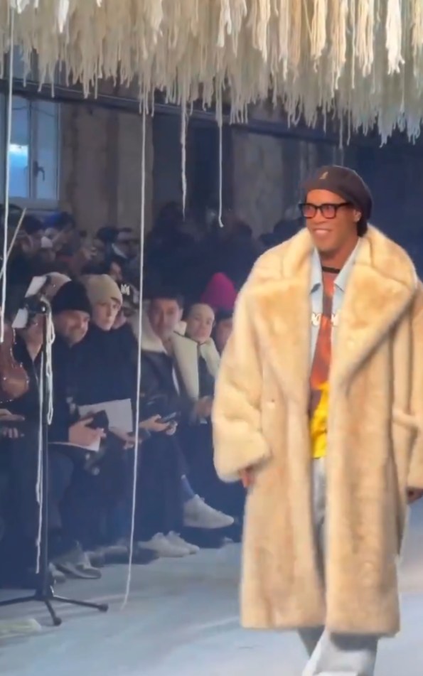 شاهد/ رونالدينيو عارض أزياء محترف في أسبوع الموضة بباريس !