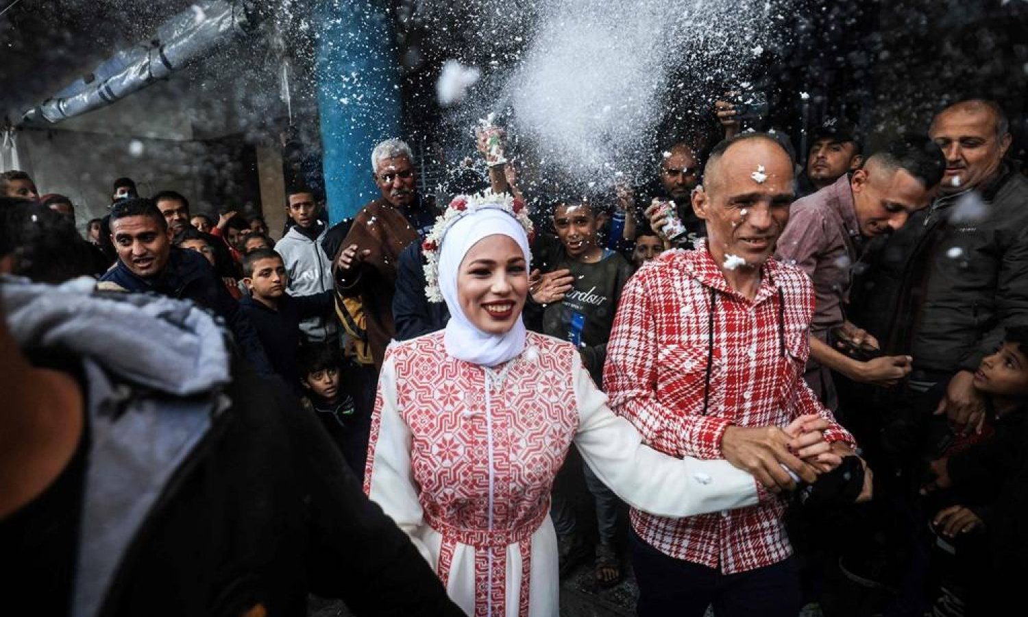 شاهد/ زفاف فوق أنقاض غزة ورغم آلام شعبها (صور)