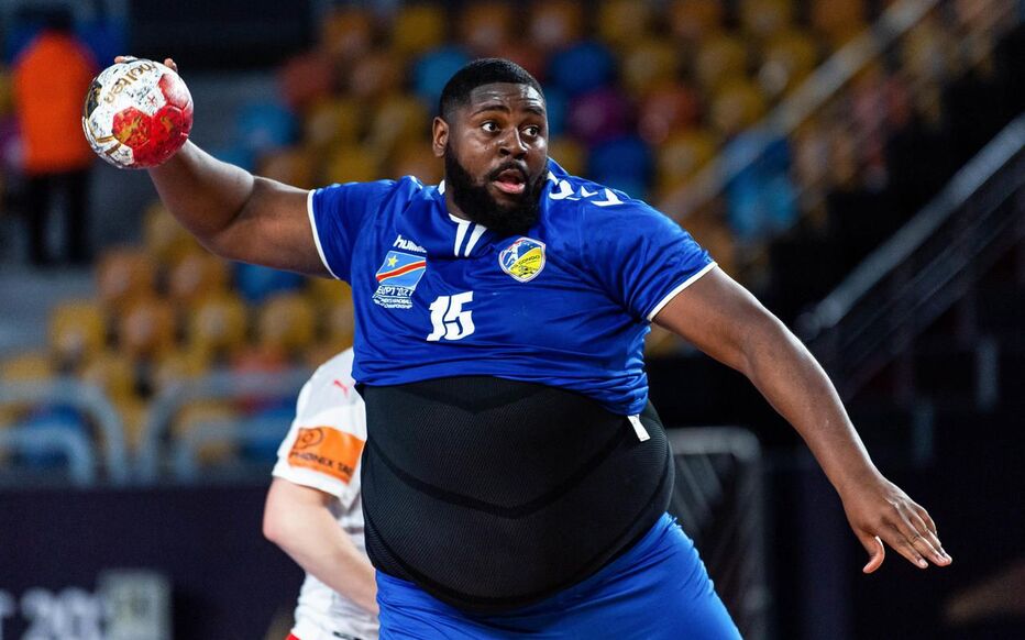 شاهد/ عملاق في “كان” كرة اليد يثير رعب اللاعبين شاهد/ عملاق في “كان” كرة اليد يثير رعب اللاعبين