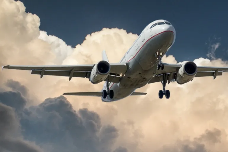 طائرة أقلعت فجر 2024 وحطت في 2023.. ما القصة!