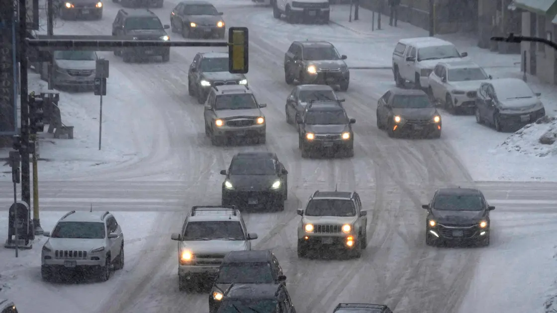 غرب أمريكا/ عاصفة شتوية تقطع الكهرباء عن الآلاف