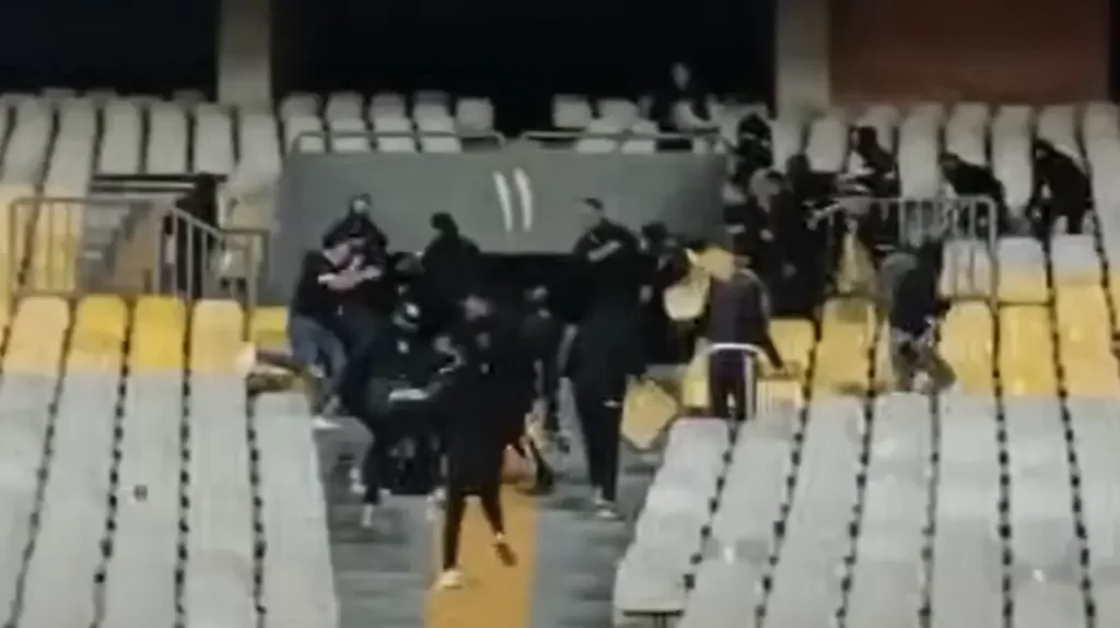 فيديو لمعركة بالكراسي في مباراة كرة قدم بالدوري المصري