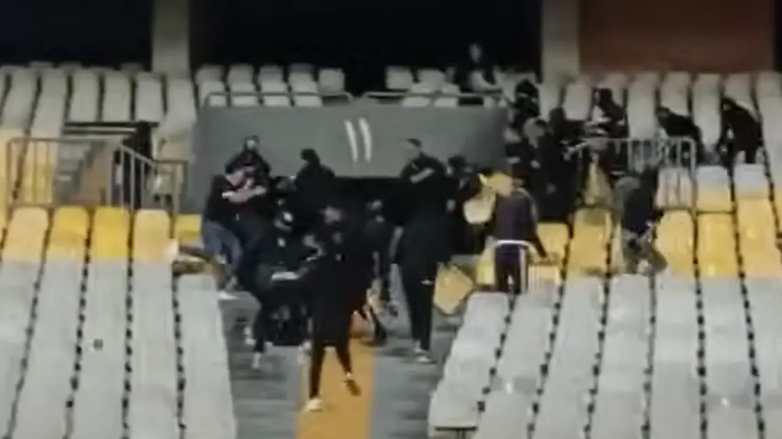 فيديو/ معركة بالكراسي في مباراة كرة قدم بمصر