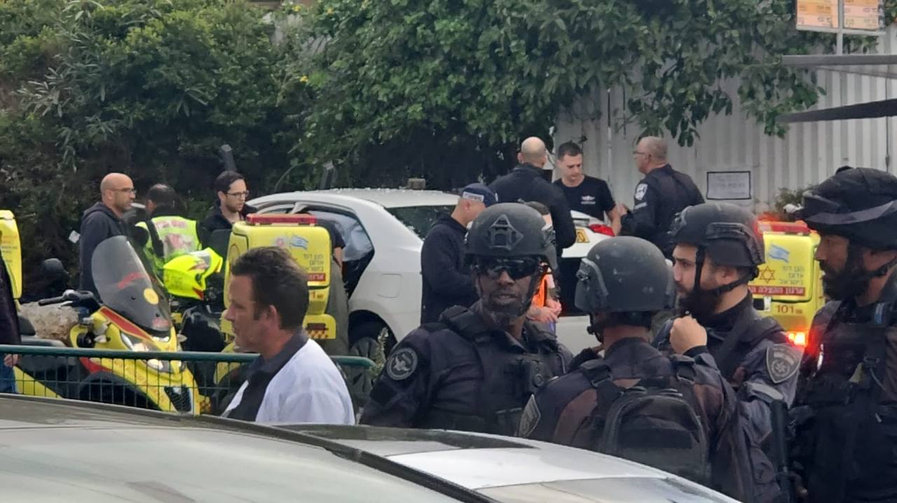 قتيل وجرحى في عملية دهس وطعن مزدوجة في تل أبيب (فيديو) قتيل وجرحى في عملية دهس وطعن مزدوجة في تل أبيب (فيديو)