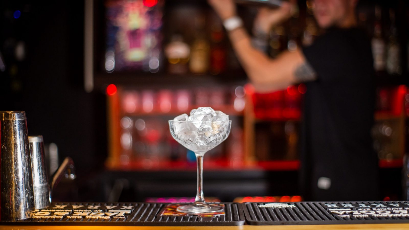 قمرت/ نادل الملهى يوزع المشروبات وأشياء أخرى