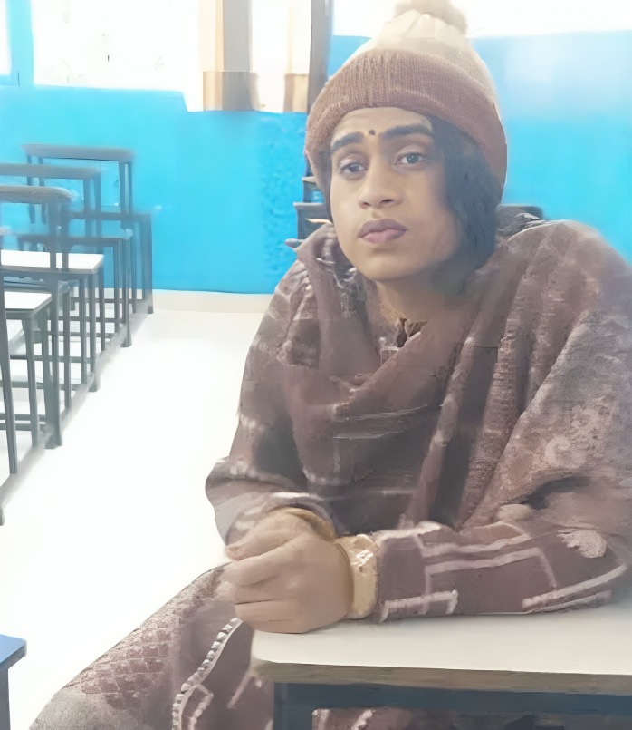 ليفوز بحبها.. ينتحل شخصية حبيبته ويضع أحمر شفاه ويؤدي الامتحان بدلا منها
