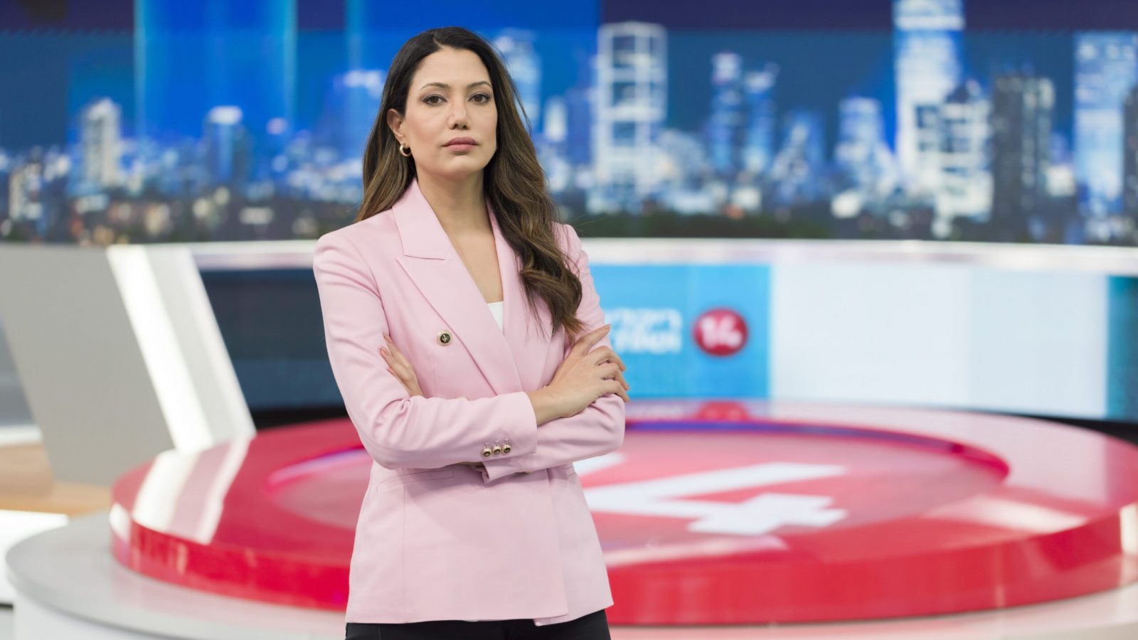 ما القصة.. مذيعة إسرائيلية تظهر بمسدس على خصرها داخل الأستديو