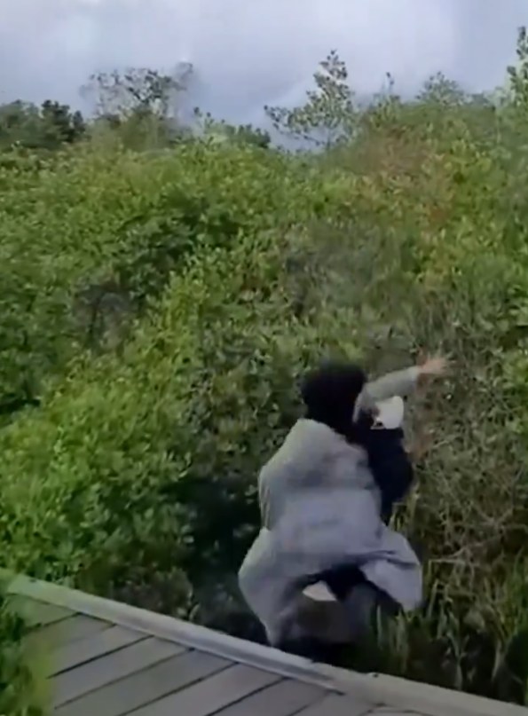 محجبة تتعرض لموقف محرج أثناء التصوير (صور)