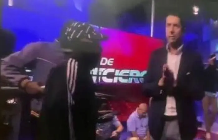 فيديو/ مسلحون يقتحمون محطة تلفزيون ويأخذون طاقمها رهائن