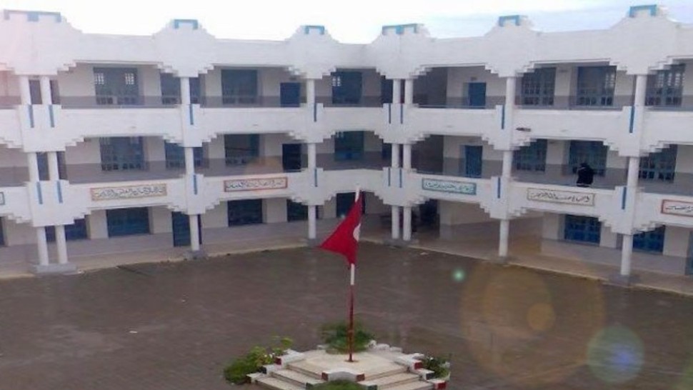 المعهد الثانوي منوبة/ تعطل الدروس إثر اعتداء غرباء على حارس وتلميذ