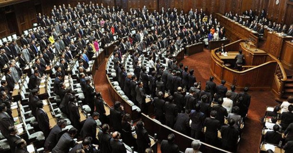 نائب يلقي خطابا في البرلمان استمر 11 ساعة!