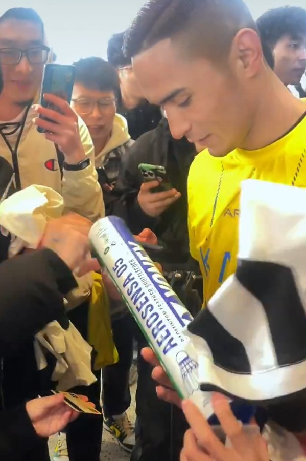 وجدوا صعوبة في الوصول لرونالدو الحقيقي فالتقطوا صورا مع شبيهه (فيديو)