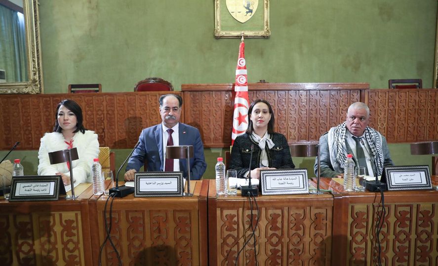 وزير الداخلية: بطاقة التعريف وجواز السفر الجديدان يحفظان المعطيات الشخصية للتونسيين