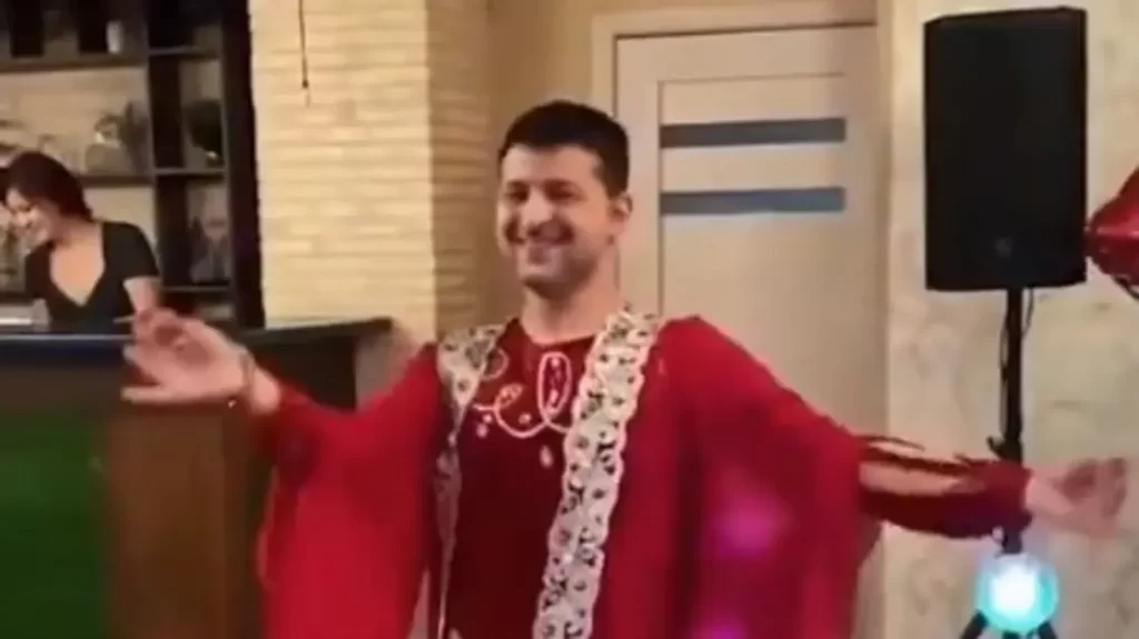 وصلة رقص شرقي ببدلة حمراء لزيلينسكي تشعل مواقع التواصل