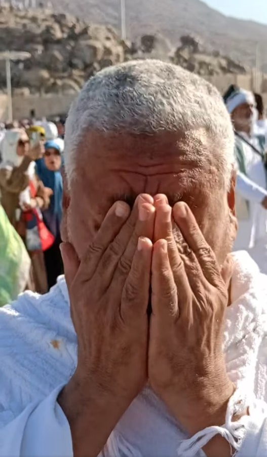 انهار بملابس الإحرام/ أب يتلقى خبر وفاة ابنه في حادث أمام الكعبة (صور) انهار بملابس الإحرام/ أب يتلقى خبر وفاة ابنه في حادث أمام الكعبة (صور)