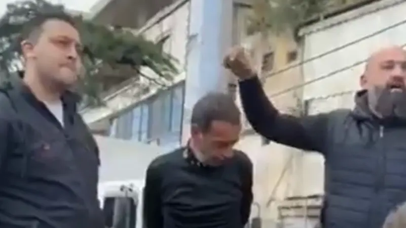 أوقفوه وعلقوه على عمود.. فيديو يشغل اللبنانيين