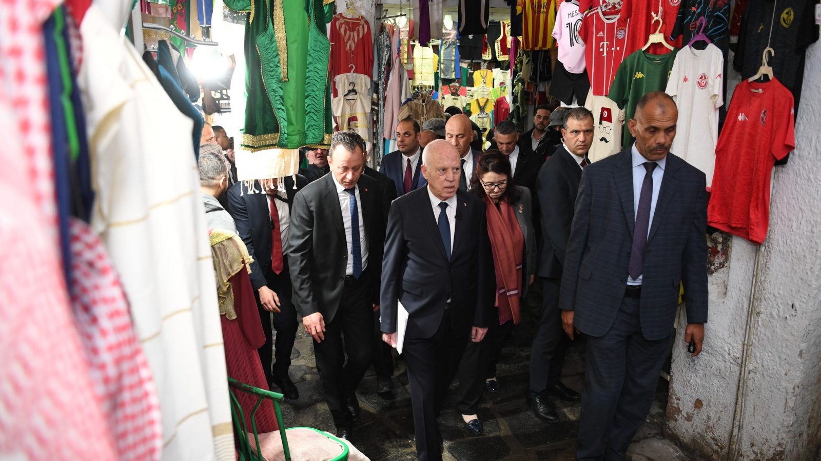 الرئيس: هناك من يلتقي يوميا مع الاجانب