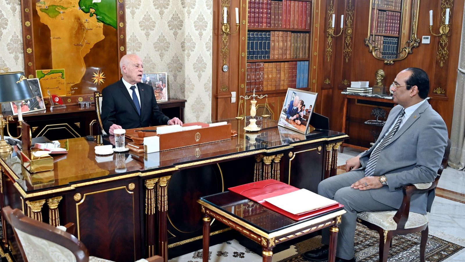 الرئيس يسدي تعليماته بخصوص معايير اختيار مرافقي الحجيج الرئيس يسدي تعليماته بخصوص معايير اختيار مرافقي الحجيج