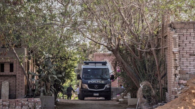 العثور على الجزء العلوي لطالب شُطر نصفين