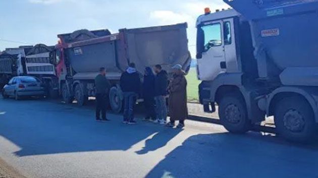 الكاف.. عدد من سواق الشاحنات الثقيلة يحتجّون